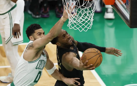 米切尔29+7+8塔图姆25分 骑士轻取凯尔特人扳至1-1 米切尔29+7+8塔图姆25分 骑士轻取凯尔特人扳至1-1