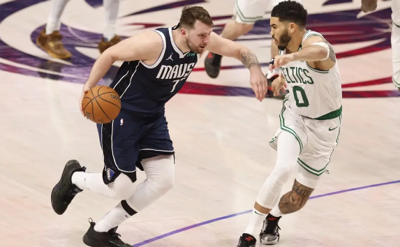 绿军3-0独行侠&夺冠军点!双探花61分 欧文35分&东契奇被罚下 绿军3-0独行侠&夺冠军点!双探花61分 欧文35分&东契奇被罚下