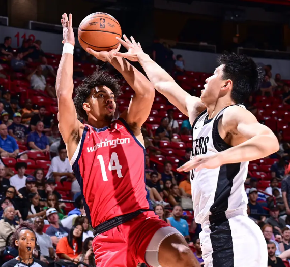 NBA夏联-开拓者2连胜,崔永熙时间增加,10分钟3中1砍3分,榜眼萨尔15中0 NBA夏联-开拓者2连胜,崔永熙时间增加,10分钟3中1砍3分,榜眼萨尔15中0