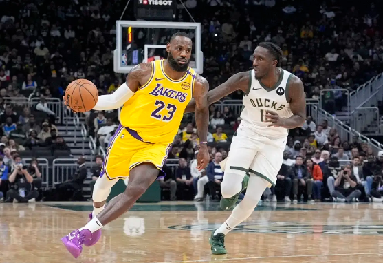 NBA季前赛-詹眉合砍22分 字母哥空砍20+7 湖人逆转险胜雄鹿