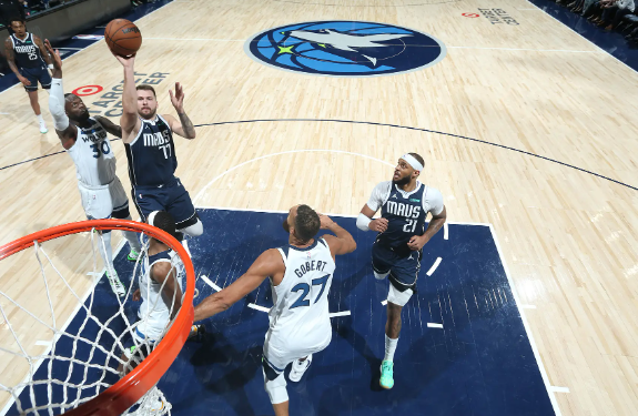 爱德华兹37+6 欧文35分 东契奇24+9 独行侠胜森林狼