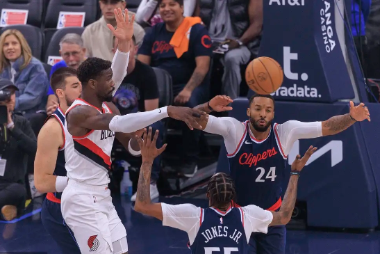 艾顿制胜抢断 哈登关键发球失误 开拓者106-105结束对快船9连败 艾顿制胜抢断 哈登关键发球失误 开拓者106-105结束对快船9连败