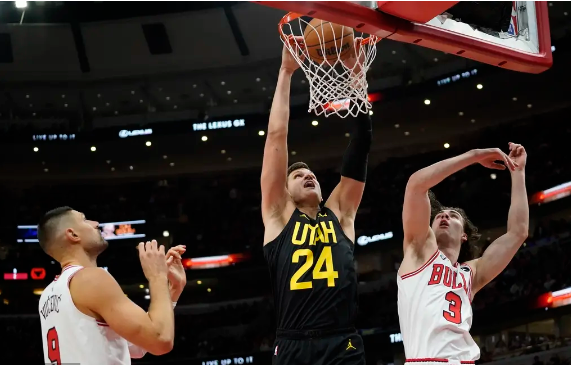 乔治33+9 科林斯28+13 科比-怀特28分 爵士力克公牛拿到首胜 乔治33+9 科林斯28+13 科比-怀特28分 爵士力克公牛拿到首胜