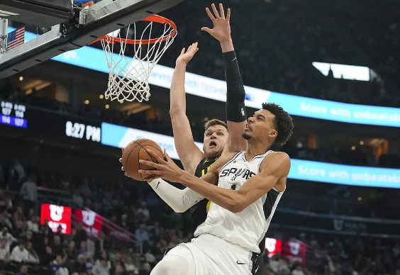 文班34+7 卡斯尔23+5 K-乔治26+5 马刺击败爵士取4连胜 文班34+7 卡斯尔23+5 K-乔治26+5 马刺击败爵士取4连胜