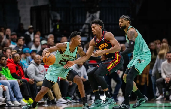 特雷-杨14分 杰伦-约翰逊20+9 米勒32+8 老鹰力克黄蜂 特雷-杨14分 杰伦-约翰逊20+9 米勒32+8 老鹰力克黄蜂