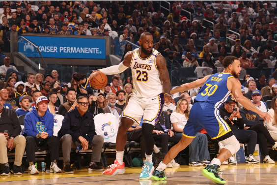 詹库双双30+ 里夫斯绝杀 浓眉伤退 湖人险胜勇士止圣诞3连败 詹库双双30+ 里夫斯绝杀 浓眉伤退 湖人险胜勇士止圣诞3连败