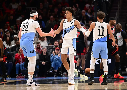 末节20-0!杨27+13 拉文第三节22分砍37+7 老鹰21分逆转公牛 末节20-0!杨27+13 拉文第三节22分砍37+7 老鹰21分逆转公牛