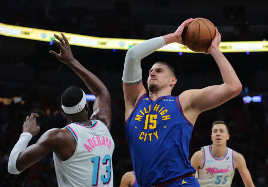 约基奇三节24+12+10 巴特勒解禁砍18分 掘金打热火十连胜 约基奇三节24+12+10 巴特勒解禁砍18分 掘金打热火十连胜