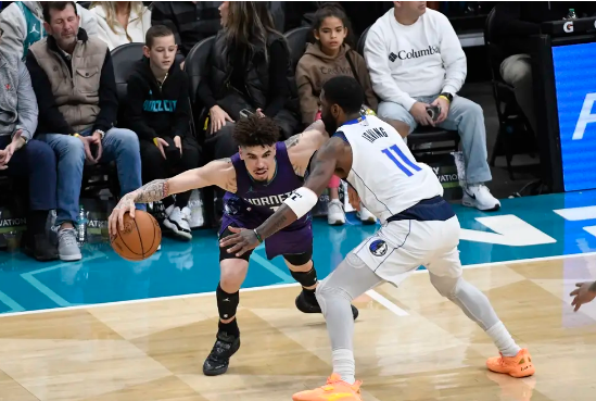 欧文33分 加福德31+15+7帽 鲍尔23+7+9 独行侠不敌黄蜂 欧文33分 加福德31+15+7帽 鲍尔23+7+9 独行侠不敌黄蜂