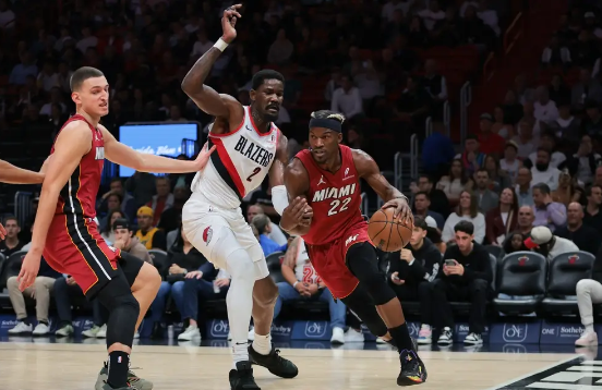 艾顿22+15 巴特勒&阿德巴约末节坐板凳 开拓者7人上双灭热火 艾顿22+15 巴特勒&阿德巴约末节坐板凳 开拓者7人上双灭热火