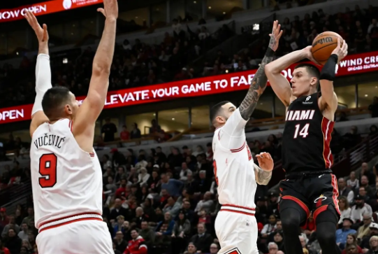 基迪24+7 布泽利斯10中10 希罗15中5 公牛末节逆转热火 基迪24+7 布泽利斯10中10 希罗15中5 公牛末节逆转热火