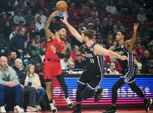 西蒙斯8记三分 夏普24分 拉文22分 开拓者击退国王豪取6连胜 西蒙斯8记三分 夏普24分 拉文22分 开拓者击退国王豪取6连胜