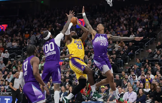 东契奇16分詹姆斯低效18+7 湖人中锋伤退119-131惨败爵士 东契奇16分詹姆斯低效18+7 湖人中锋伤退119-131惨败爵士