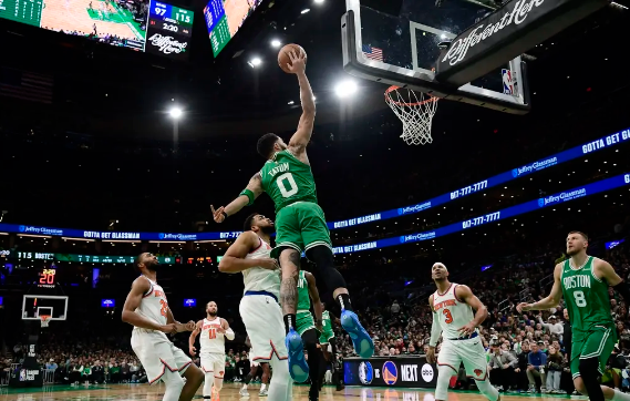 獭兔25+10+9 布朗24+8 唐斯24+18 绿军击退尼克斯取5连胜 獭兔25+10+9 布朗24+8 唐斯24+18 绿军击退尼克斯取5连胜