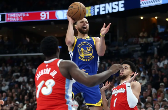 库里12记三分轰52+10+8+5断 莫兰特36+6 勇士擒灰熊升第五 库里12记三分轰52+10+8+5断 莫兰特36+6 勇士擒灰熊升第五