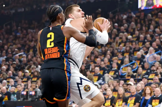 约基奇42+22 鸭梨33+10 戈登三分准绝杀 掘金逆转雷霆开门红